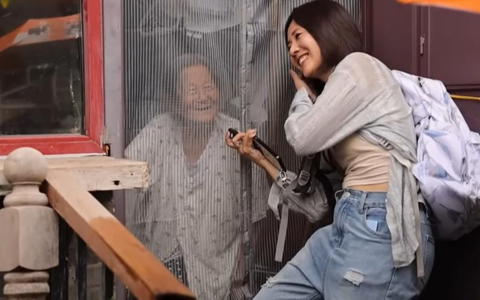 住平房的老奶奶与何橞瑢聊得火热。受访者供图