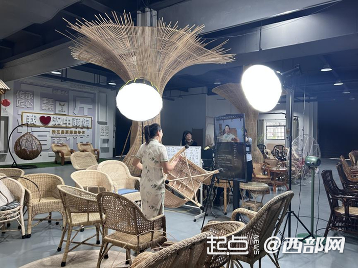工作人員在黃官鎮(zhèn)藤編產(chǎn)業(yè)園直播。