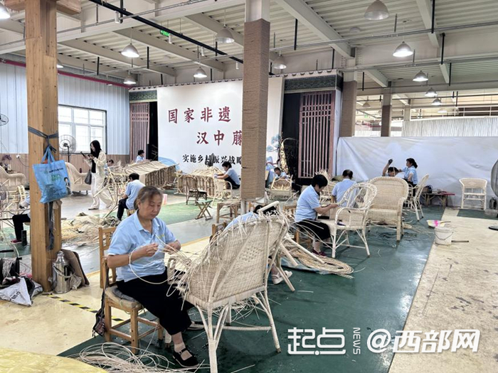 工人們?cè)诰幙椞僖巍? id=