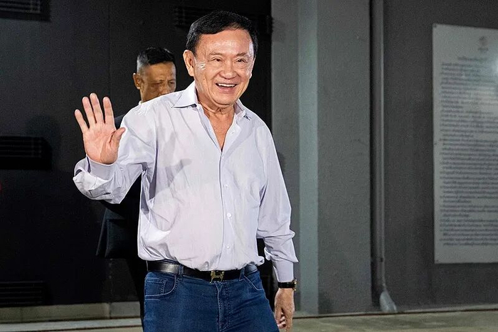 當地時(shí)間2025年8月29日，泰國曼谷，改變泰國前總理他信·西那瓦離開(kāi)為泰黨總部。航線(xiàn)圖/視覺(jué)中國