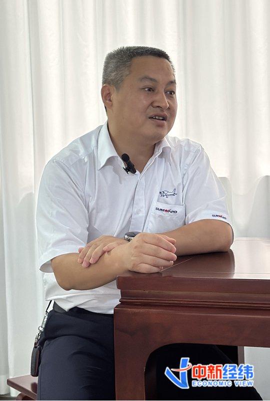 山河星航实业股份有限公司副总经理肖黄兴介绍市场拓展情况 中新经纬王帅摄