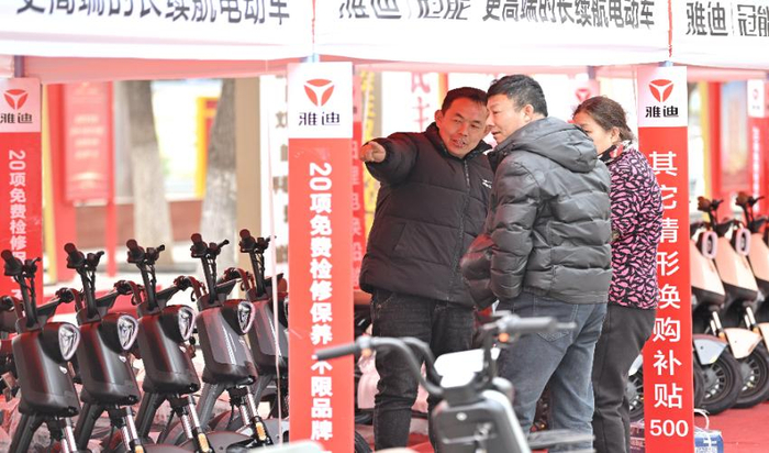 2025年3月28日，天津市北辰区居民在活动现场选购电动自行车。新华社记者 李然 摄