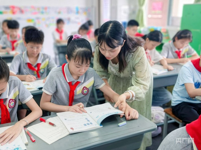 劉雪琳的新學(xué)期“第一課”（央廣網(wǎng)記者 羅曉英 攝）