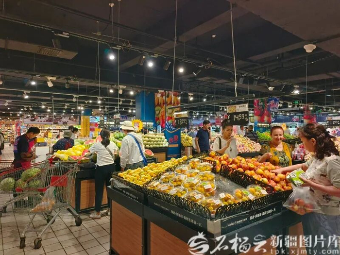 乌鲁木齐市天山区一家超市，市民正在选购商品