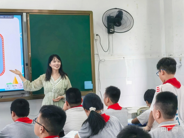 劉雪琳在課堂上授課（央廣網(wǎng)發(fā) 林晨 攝）