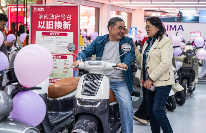 2025年3月21日，消费者在广西梧州市万秀区爱玛地标电动自行车销售门店选购电动自行车。新华社发（何华文 摄）