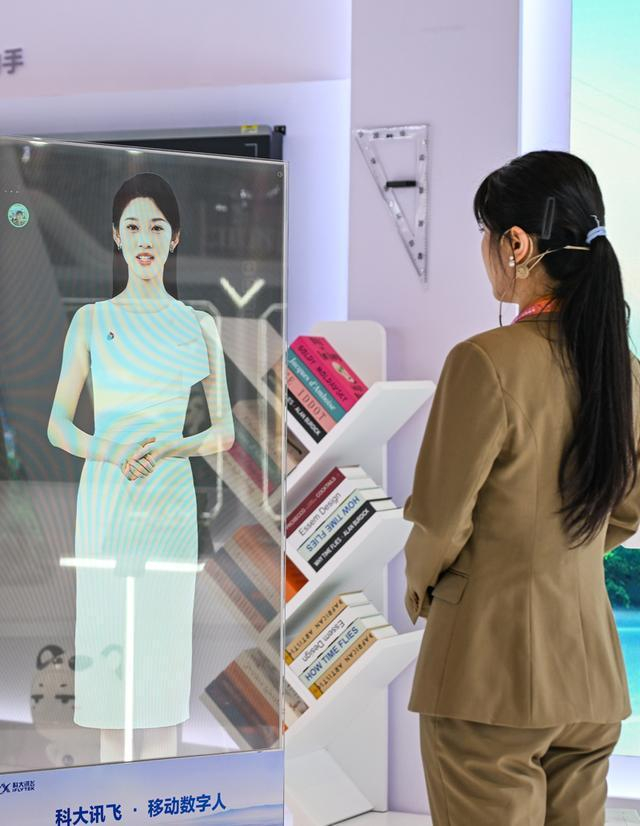 9月4日，工作人员在2025世界智能产业博览会科大讯飞展厅与移动数字人互动。 新华社记者 王全超 摄