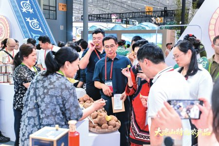 参观者品尝大凉山农产品。凉山州委宣传部供图