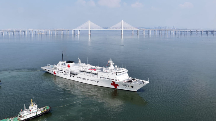 中国海军“丝路方舟”号医院船离开码头。王俊川 摄