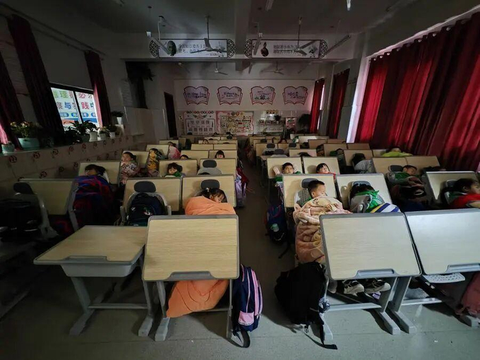 （贵州正安县某小学的可躺式课桌椅。图源：新华社）