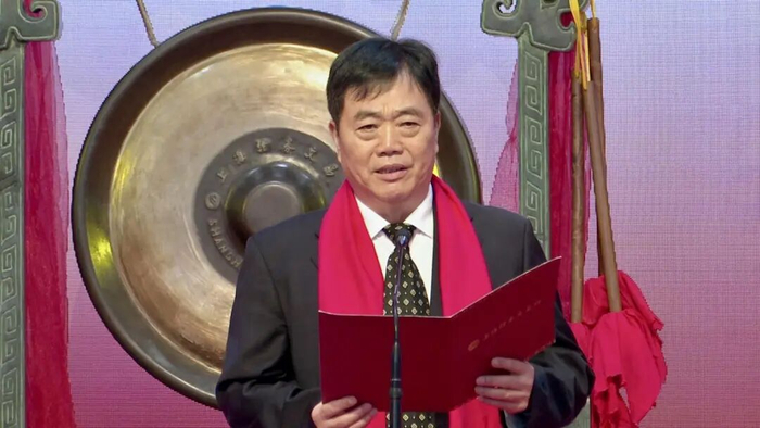    华新精科董事长郭正平在上市仪式上致辞。上证报记者 朱翔 摄  