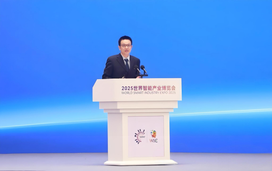 图：中科曙光高级副总裁李斌