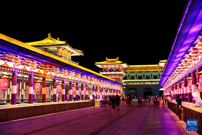 ?8月27日晚，人們在湖北襄陽(yáng)唐城景區游覽。新華社記者 龔兵 攝