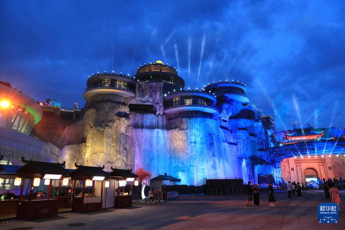 這是8月29日在湖北十堰拍攝的“武當一夢(mèng)”園區夜景。新華社記者 龔兵 攝