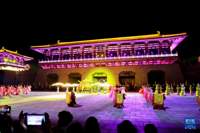 ?8月27日晚，演員在湖北襄陽(yáng)唐城景區表演。新華社記者 龔兵 攝