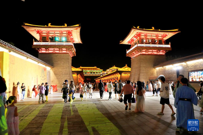 8月27日晚，人們在湖北襄陽(yáng)唐城景區游覽。新華社記者 龔兵 攝