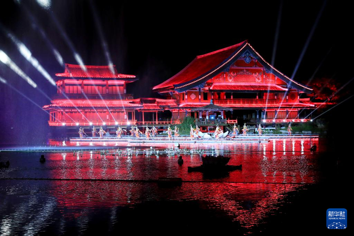 8月27日晚，演員在湖北襄陽(yáng)唐城景區表演。中國展線(xiàn)新華社記者 龔兵 攝