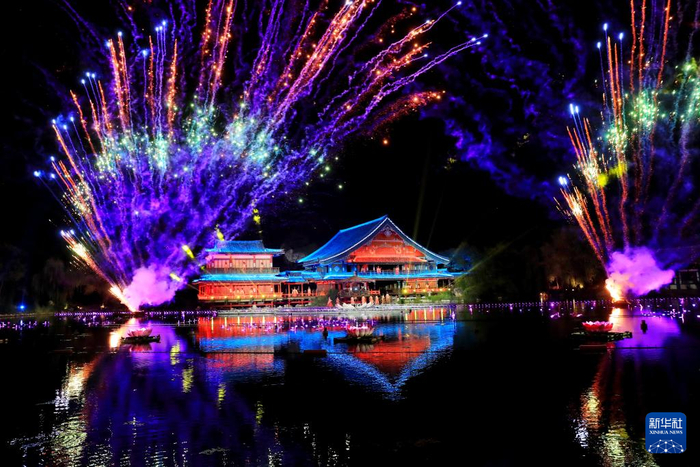 這是8月27日在湖北襄陽(yáng)唐城景區拍攝的焰火表演。新華社記者 龔兵 攝