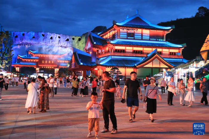 8月29日，游客在湖北十堰“武當一夢(mèng)”園區游玩。新華社記者 龔兵 攝