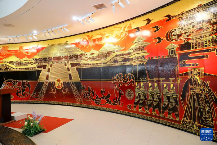 這是8月26日在湖北云夢(mèng)縣博物館拍攝的以紅黑楚漆為基調的弧形高墻。新華社記者 龔兵 攝