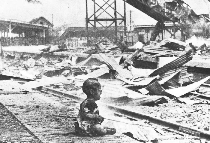 　　1937年8月28日，日军轰炸上海南站，炸死候车妇孺200余名，一个满身是血的幼儿嚎啕大哭。新华社发（王小亭 摄）