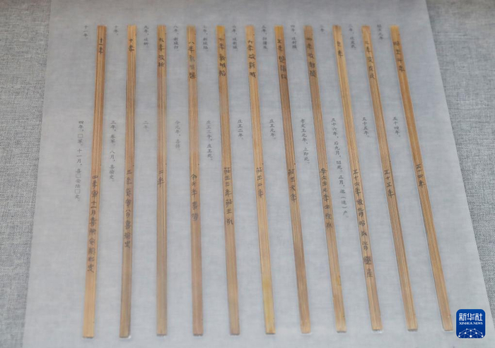 這是8月26日在湖北云夢(mèng)縣博物館拍攝的簡(jiǎn)牘。新華社記者 龔兵 攝