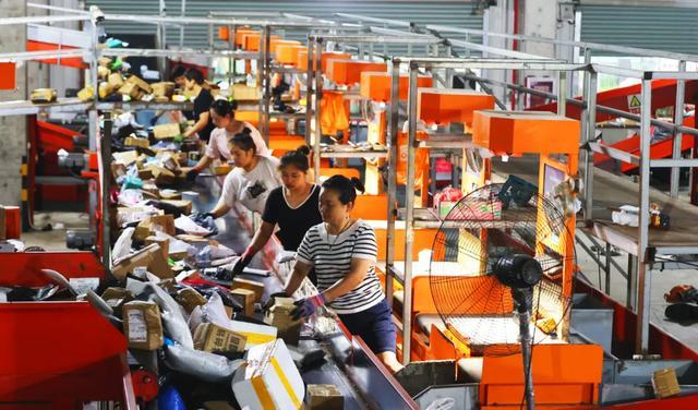 电商最密集的浙江、广东率先做出快递涨价调整。图片来源：中新社图片网
