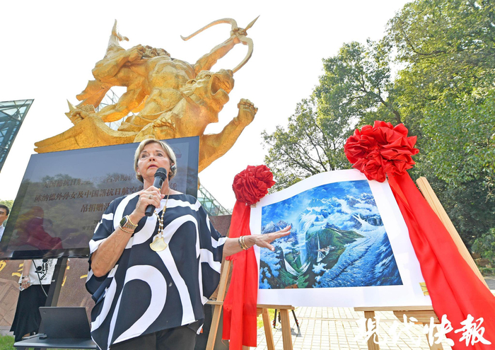 嘉兰蕙此次带来的是一幅“驼峰空运”主题油画