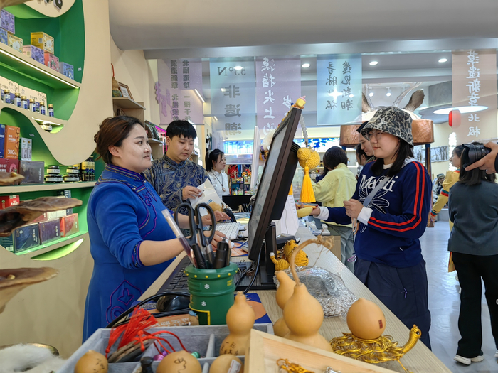 游客购买特色纪念品（央广网发  张长虹  摄）
