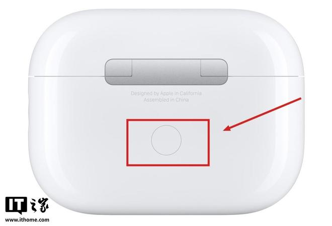 ▲ 现款苹果 AirPods Pro 2 耳机的传统实体配对按键