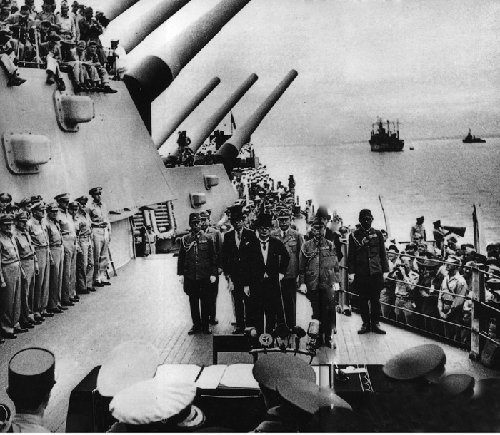 　　图为1945年9月2日，在东京湾“密苏里”号军舰上举行的日本向盟军投降仪式。新华社发