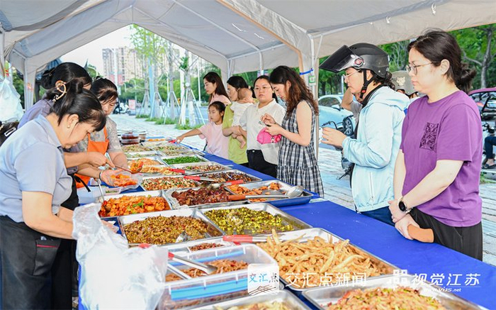 8月14日，宿遷市蘇宿工業(yè)園區，市民在蘇州街一家飯店門(mén)前的便民餐食攤位上選購菜肴。陳紅 攝 視覺(jué)江蘇網(wǎng)供圖