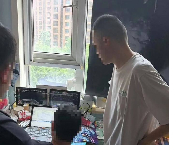 袁某（中）被网警抓获