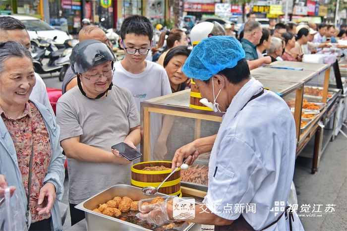 8月9日，市民在如皋市如城街道一家酒店門(mén)前的攤位上選購晚餐菜肴。吳樹(shù)建 攝 視覺(jué)江蘇網(wǎng)供圖