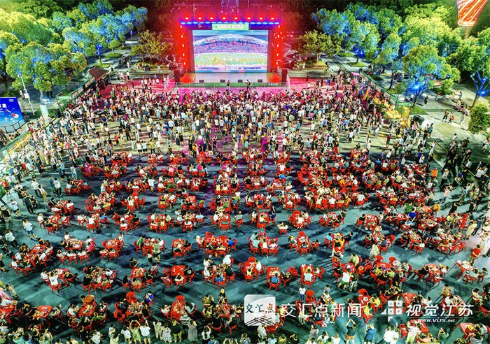 無(wú)錫太湖廣場(chǎng)，球迷和游客品嘗著(zhù)美食觀(guān)看“蘇超”比賽。毛偉駿 攝 視覺(jué)江蘇網(wǎng)供圖