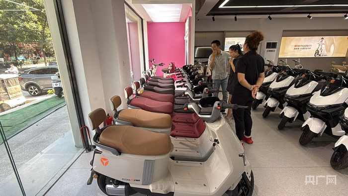 市民正選購電動(dòng)自行車(chē)（央廣網(wǎng)記者 張晉鵬 攝）