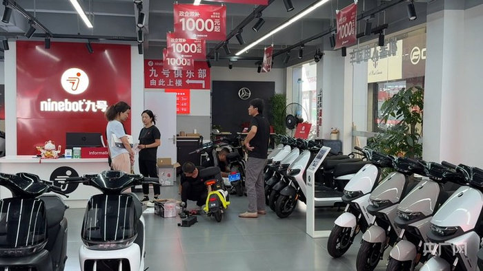 工作日中午太原某電動(dòng)自行車(chē)門(mén)店工作人員仍在忙碌（央廣網(wǎng)記者 張晉鵬 攝）