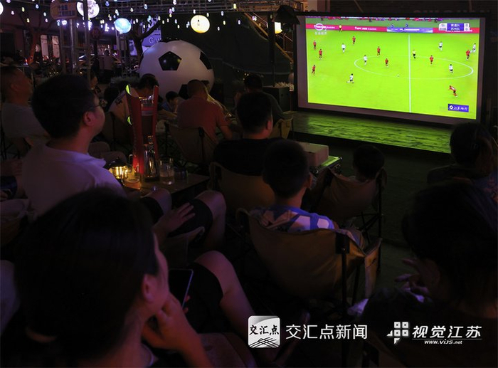 2025年8月31日，蘇州十全廣場(chǎng)，市民圍坐在商家的露天攤位，看球賽、喝啤酒、吃夜宵、逛市集。闕明芬 攝 視覺(jué)江蘇網(wǎng)供圖