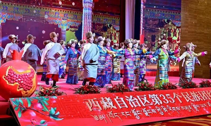 图为朗玛堆谐《五彩之光》。记者　唐斌　洛桑　摄