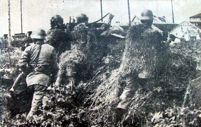 　　1937年8月13日，淞沪会战爆发。这是中国军队在闸北八字桥攻击日军。新华社发