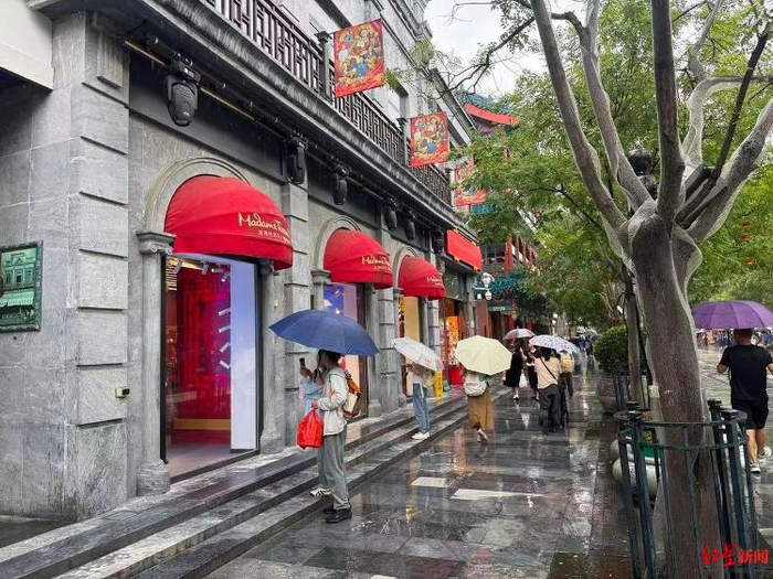 ▲偶尔有游客在蜡像馆前驻足