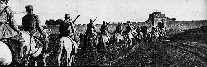 　　1945年8月，中国抗日武装力量向日军发起全面反攻。图为八路军晋绥部队解放兴和城，骑兵部队列队进城。新华社发
