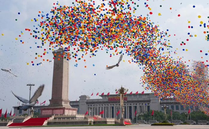 这是纪念大会现场放飞气球和鸽子。新华社记者 江文耀 摄