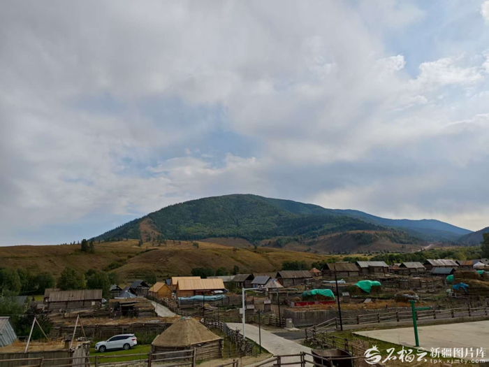 　　8月31日，远眺铁热克提乡齐巴尔希力克村，已有不少在建民宿木屋。石榴云/新疆日报 记者宋海波摄