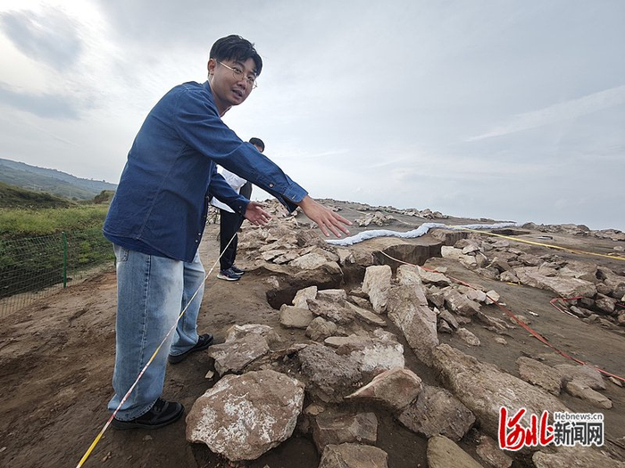 8月28日，龔湛清講解宣化鄭家溝遺址一號積石冢?；姨柗e河北日報記者 史曉多攝