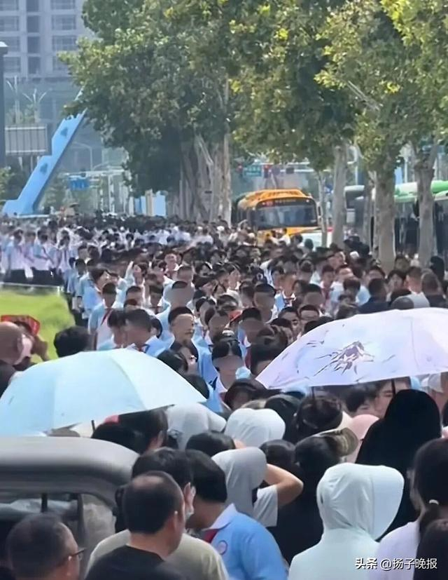 牡丹区第二十二初级中学的放学场景。（来源/视频截图）