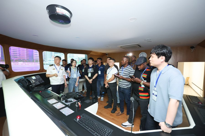 11國(guó)航運(yùn)代表在上海參觀交流。