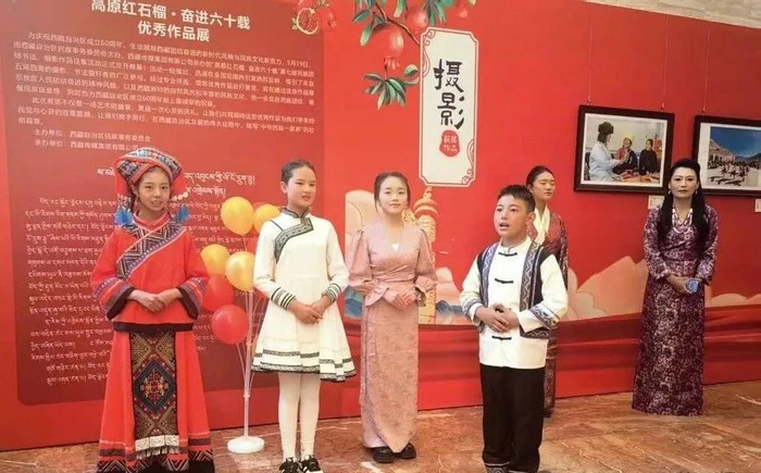 图为活动现场同步举办的民族工作成果展和第七届民族团结进步摄影书法作品展。记者　周红雁 摄