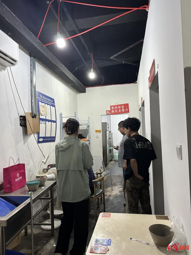 ▲市场监管人员到现场检查，要求商家进行整改