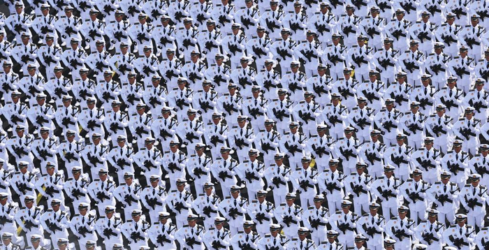 　　9月3日，纪念中国人民抗日战争暨世界反法西斯战争胜利80周年大会在北京隆重举行。这是海军方队接受检阅。新华社记者 王鹏 摄